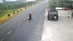 Ai chịu trách nhiệm trong vụ bé trai đá bóng khiến người đi xe máy tử vong?