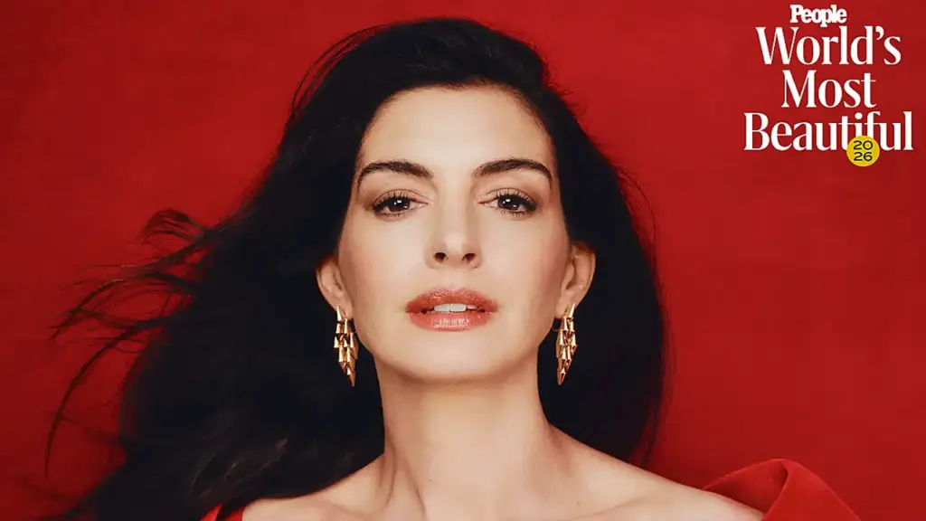 Anne Hathaway là 'Người đẹp nhất thế giới 2026'