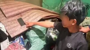 Ba thiếu niên cùng 15 tuổi dùng xà beng phá khóa cửa hàng, trộm 5 iPhone