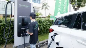Bác tài Grab hết lo sạc xe điện