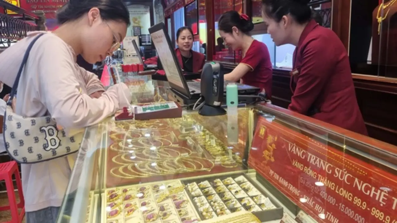 Bảo Tín Minh Châu bán tối đa 10 lượng vàng/khách, mua vào không giới hạn