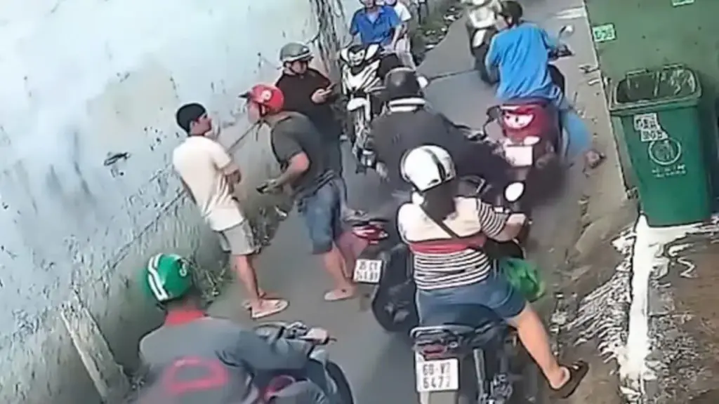 Bị đánh gục khi can ngăn cãi vã sau va chạm giao thông