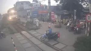Bị tàu hỏa tông khi nghe điện thoại, vượt rào chắn