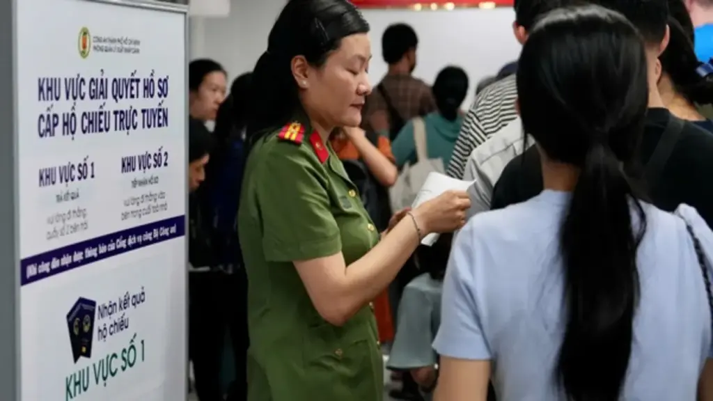 Các lỗi phổ biến khiến hồ sơ làm hộ chiếu bị 'treo' và cách khắc phục