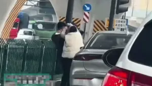Cãi vã sau va chạm, tài xế bất ngờ ôm hôn đối phương, dân mạng bối rối theo: 'Chiêu này khó phòng'