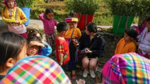 Cấm người dân địu hoa xin tiền khách tại dốc Thẩm Mã