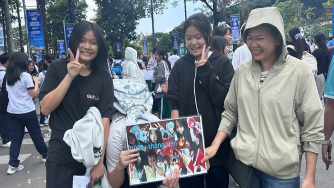 Cặp song sinh bí mật làm một chuyện sau kỳ thi, khiến cả điểm thi ngoái nhìn