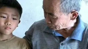 Cậu bé 9 tuổi nhường thịt cho ông lay động triệu người