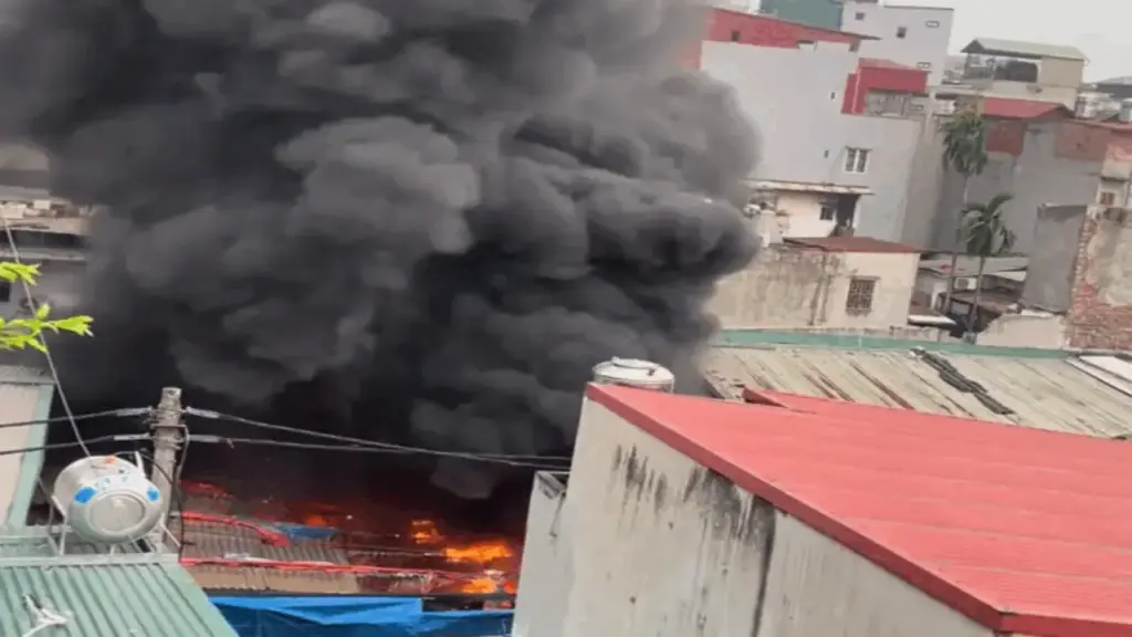 Cháy kho đông lạnh ở Hà Nội, nhiều xe máy bị thiêu rụi