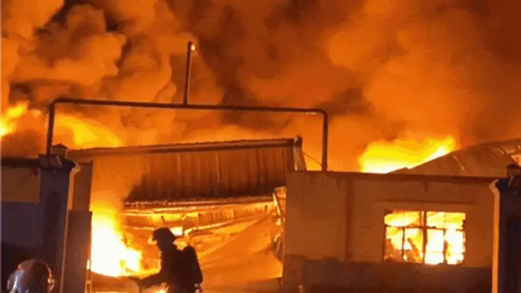 Cháy lớn công ty sơn ở TP.HCM, lửa bùng dữ dội kèm nhiều tiếng nổ