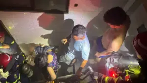 Cháy nhà 6 tầng ở TP.HCM, cảnh sát cứu 2 người mắc kẹt