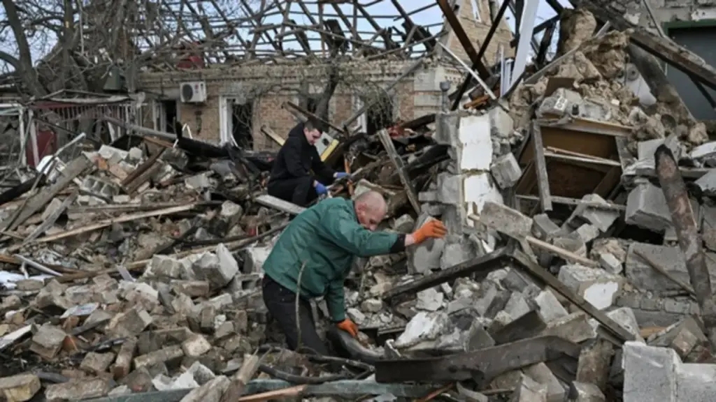 Chiến sự Ukraine ngày 1.506: Giao tranh UAV leo thang, Mỹ tính nới trừng phạt dầu Nga