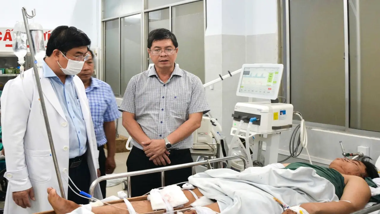 Chuyển 2 thợ lặn trong vụ xe khách lao xuống vực Bình Thuận sang Bệnh viện Chợ Rẫy