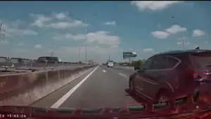 Chuyển làn ẩu trên cao tốc TP.HCM - Long Thành - Dầu Giây, tài xế bị phạt 5 triệu đồng