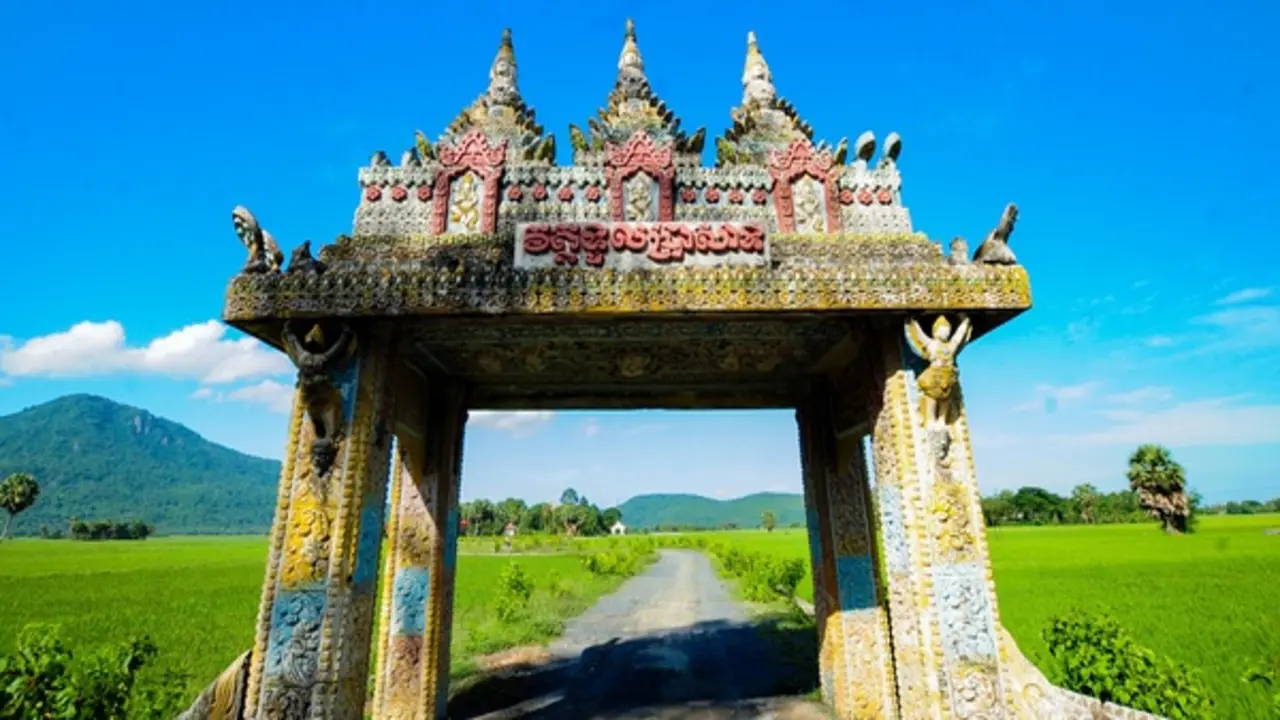 'Cổng trời' giữa cánh đồng lúa ở ngôi chùa Khmer vùng Bảy Núi