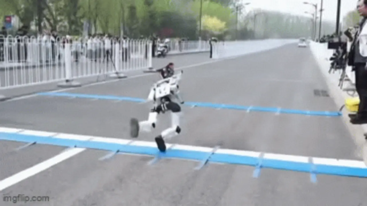 Cú nhảy vọt của robot hình người và những tình huống "dở khóc dở cười"
