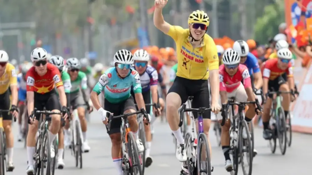 Cua rơ mặc áo cam Cúp truyền hình TP.HCM không may bị ngã ngay trước vạch đích