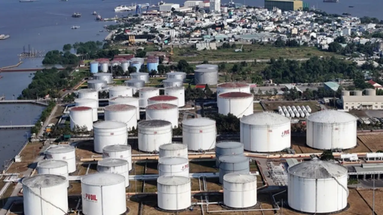 Đề nghị thương nhân đầu mối, phân phối xăng dầu 'không găm hàng chờ tăng giá'