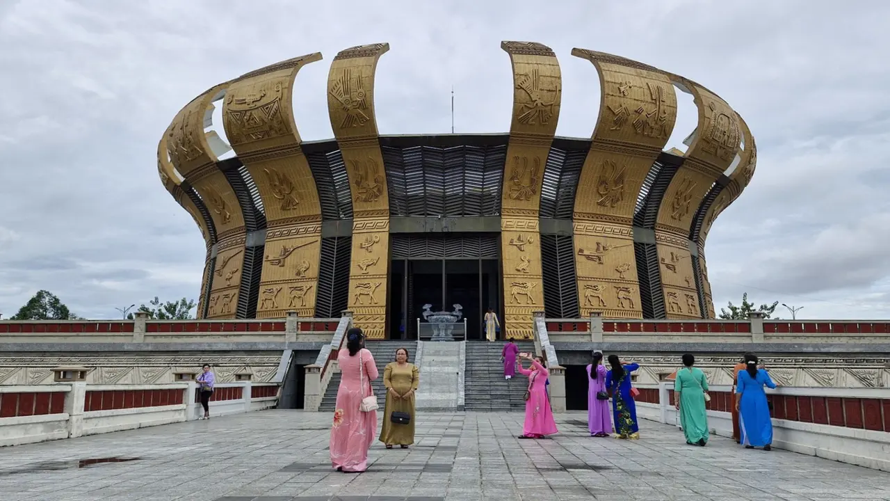 Đền thờ Vua Hùng tại Cần Thơ mở cửa ban đêm dịp giỗ Tổ