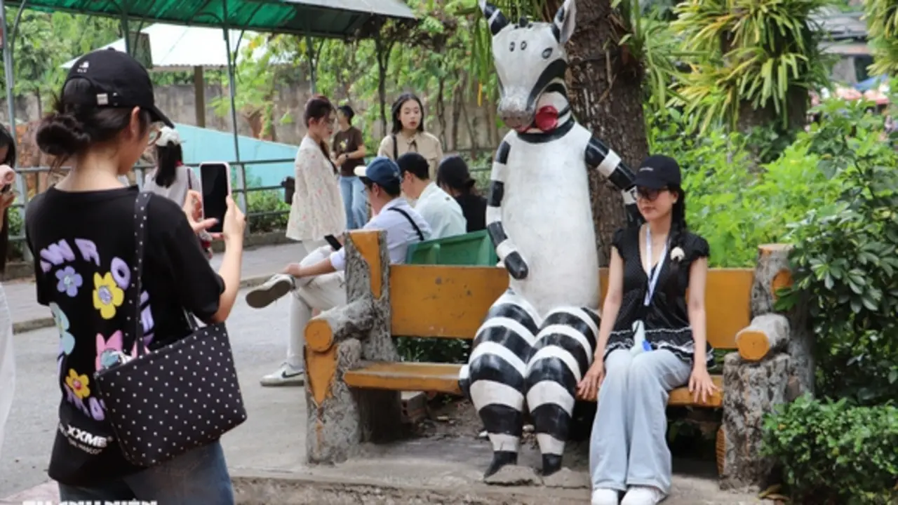 Đi Thảo Cầm Viên xem thú? Nhiều người giờ chỉ mê chụp hình với tượng