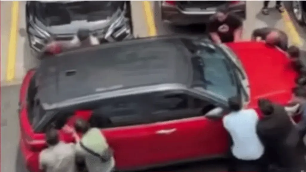 Đỗ xe kiểu 'chặn họng' chỉ có thể khiêng đi, chủ xe còn kiện ngược, nạn nhân phải xin lỗi