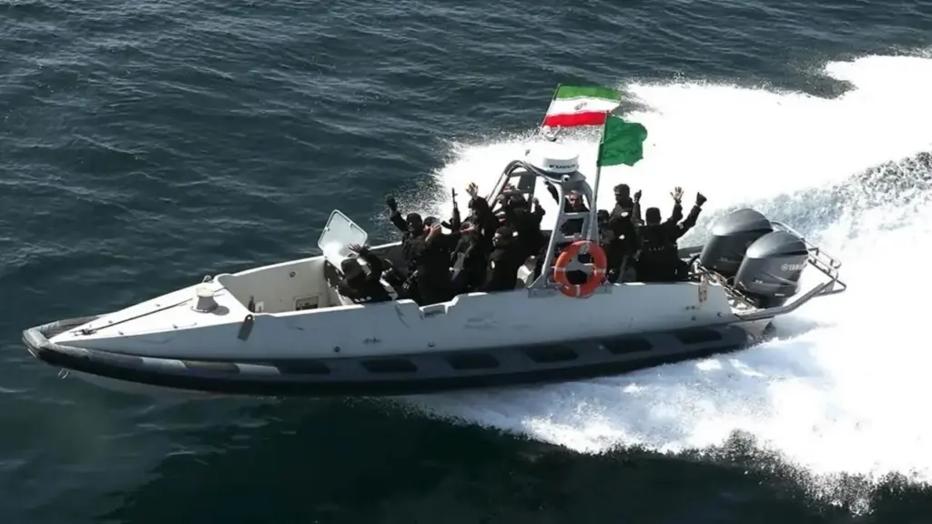Đội xuồng Iran có thể thách thức hải quân Mỹ ở eo biển Hormuz