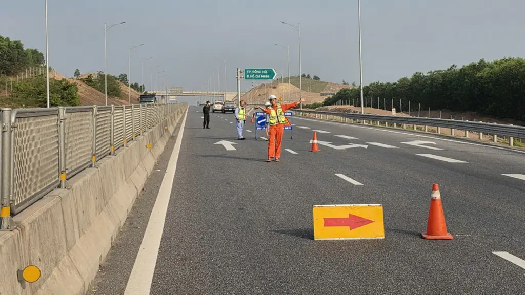Đóng một phần ba cao tốc qua Quảng Trị để lắp giá long môn