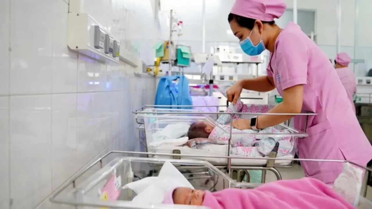 Dự báo dân số Việt Nam giảm mạnh: Người trẻ nói 'phải lo được cho con mới dám sinh'