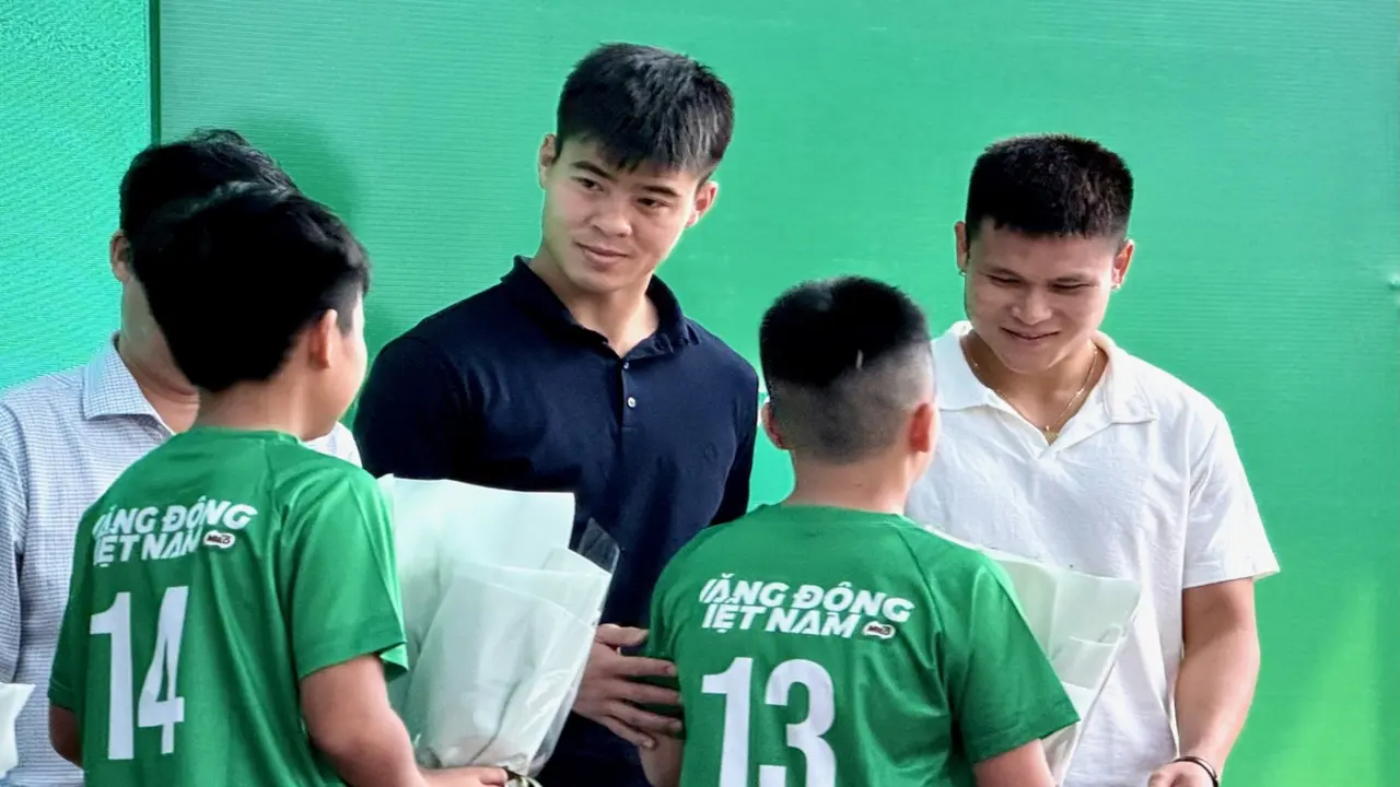 Duy Mạnh, Tuấn Hải truyền cảm hứng cho các cầu thủ nhí