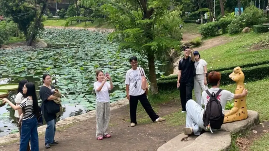 ‘Ếch ngồi thiền’ Thảo Cầm Viên bỗng dưng ‘hot rần rần’, nhiều người xếp hàng để check-in