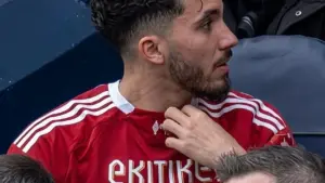 Ekitike bị chỉ trích vì đổi áo giữa trận thua đậm Man City