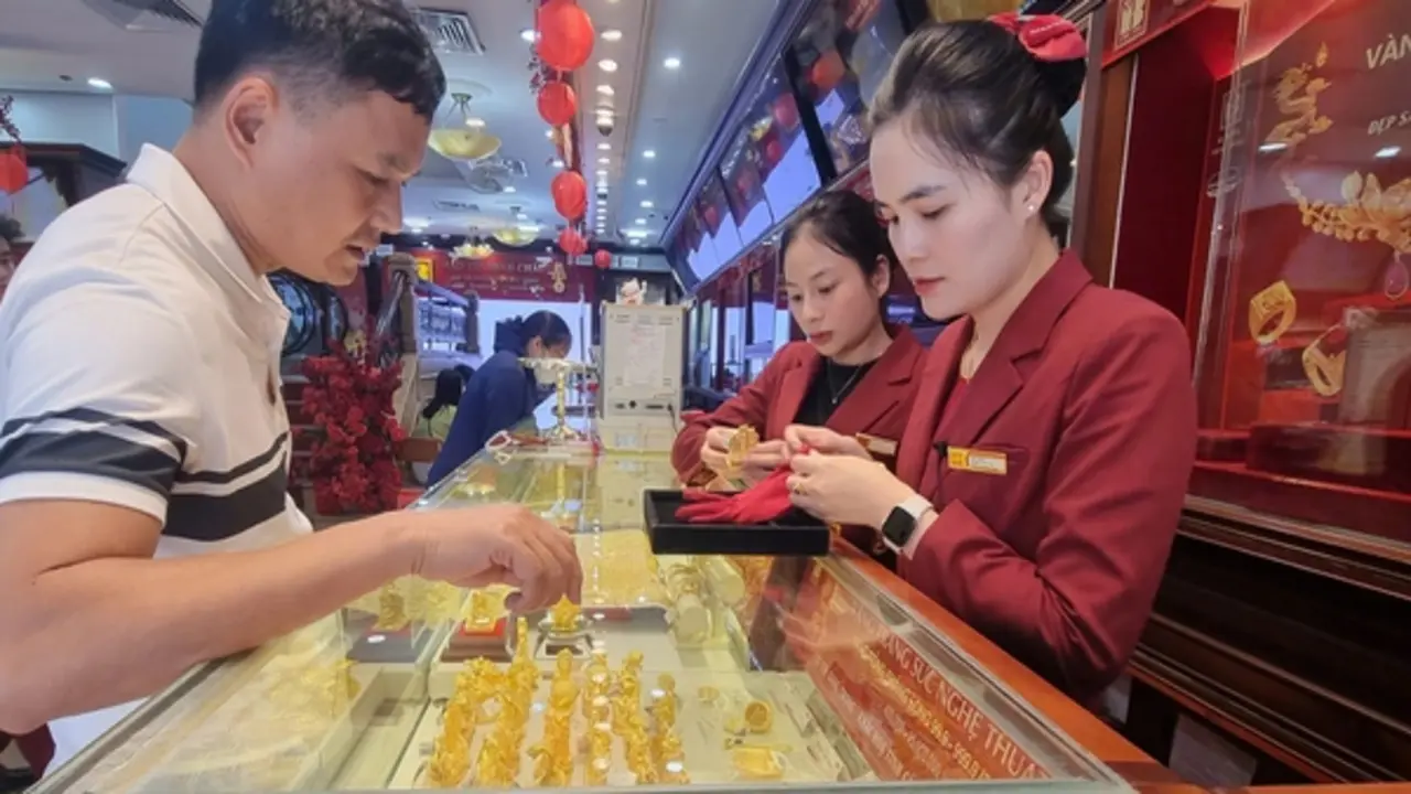 Giá vàng lình xình, liệu có thể quay lại vùng đỉnh 5.600 USD/ounce?