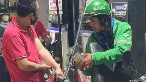 Giá xăng dầu đồng loạt giảm, dầu diesel giảm gần 2.000 đồng/lít