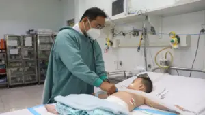 Hai bé trai thoát 'cửa tử' vì tay chân miệng do Enterovirus 71