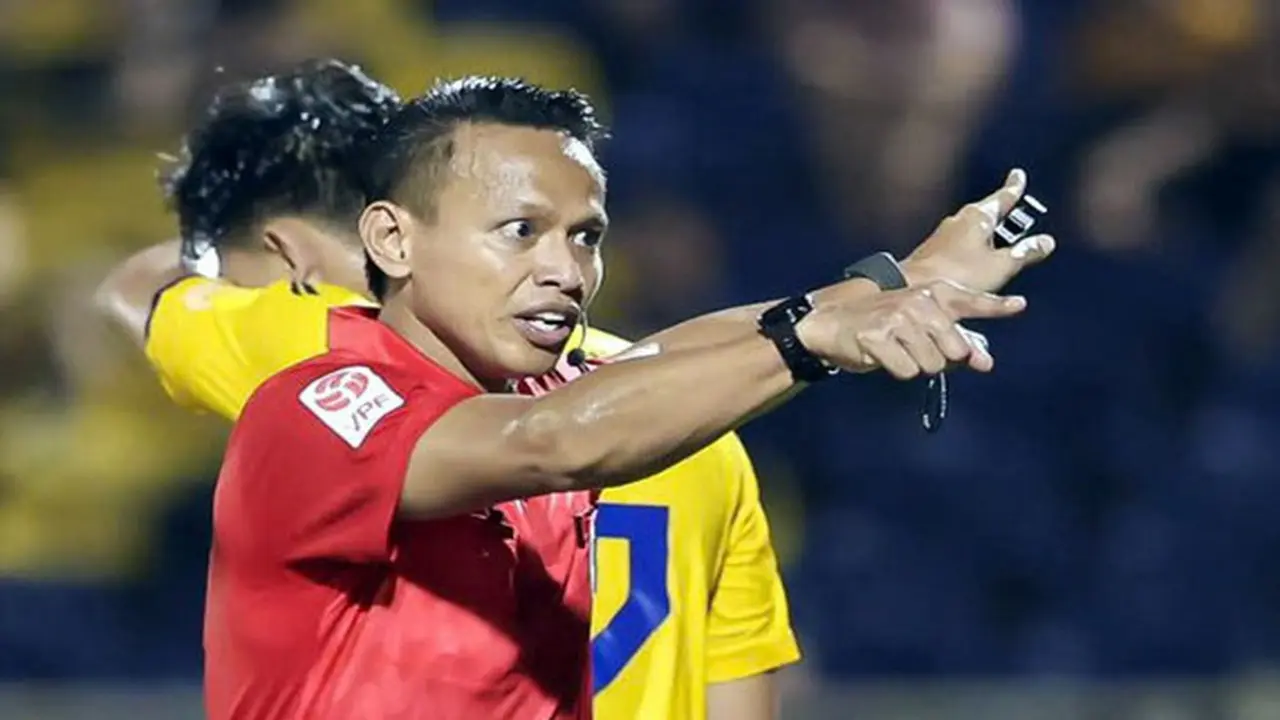 Hai trọng tài FIFA Malaysia điều hành V-League