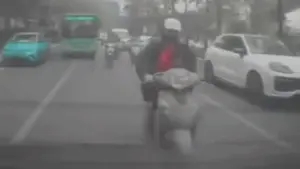 Hai xe máy tự gặp nạn trong cùng một khung hình