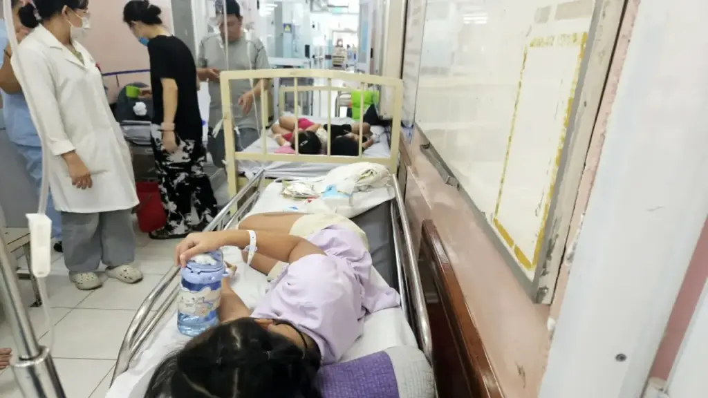 Hàng loạt học sinh nghi ngộ độc, trường ở TP HCM dừng bán trú