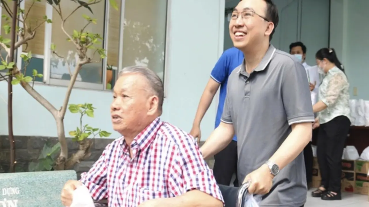 Hàng ngàn người dân TP.HCM hào hứng đi khám sức khỏe miễn phí