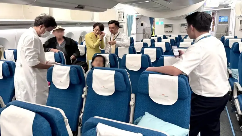 Hành khách bất tỉnh trên chuyến bay từ Mỹ về TP.HCM, được cấp cứu kịp thời