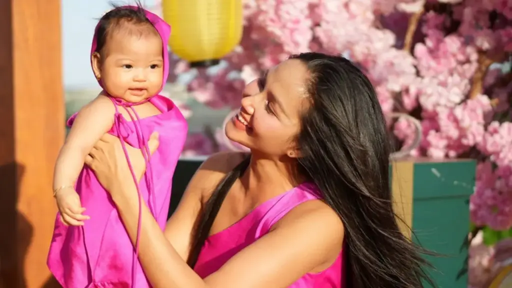 H'Hen Niê: 'Thấu hiểu nỗi đau trẻ mắc bệnh hiếm'