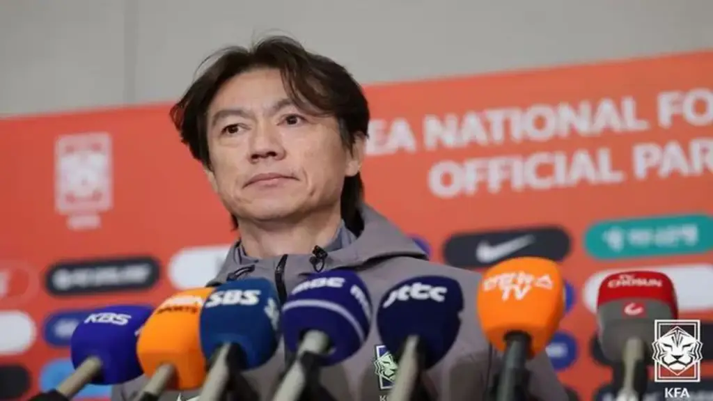 HLV tuyển Hàn Quốc bị chỉ trích dữ dội