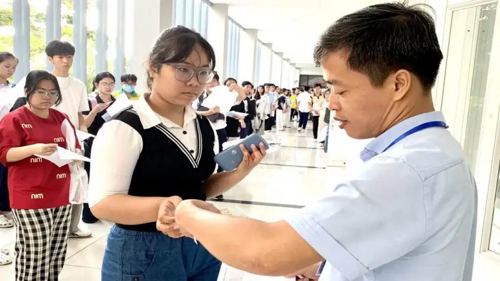 Hơn 135.000 thí sinh bắt đầu kỳ thi đánh giá năng lực lớn nhất nước