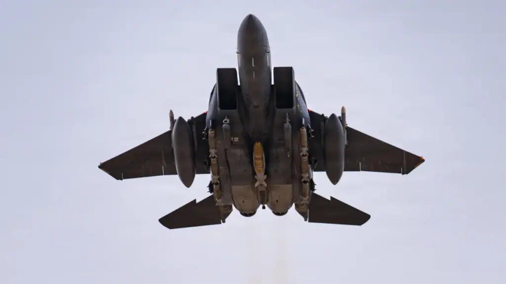 Iran 'đổi mới phòng không' để hạ tiêm kích F-15E Mỹ