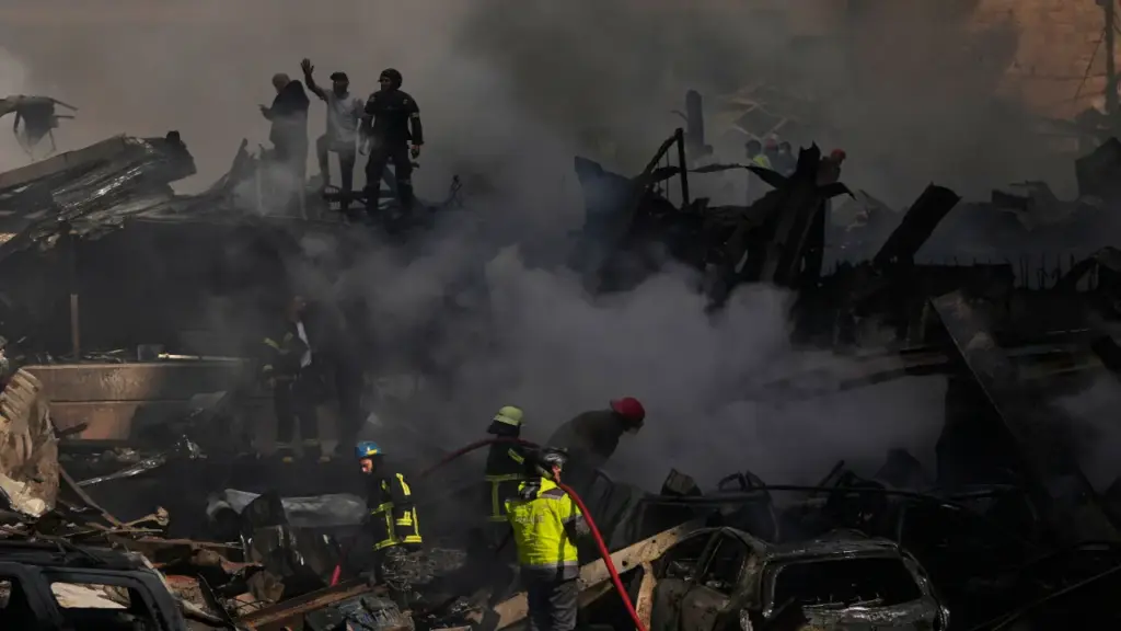 Iran đóng eo biển Hormuz, dọa hủy lệnh ngừng bắn