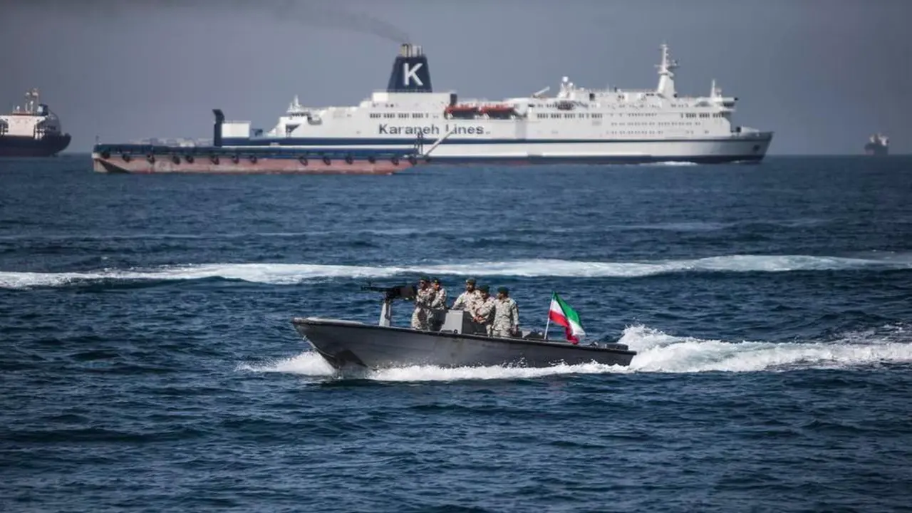 Iran thu khoản phí đầu tiên từ eo biển Hormuz, bất chấp phong tỏa của Mỹ