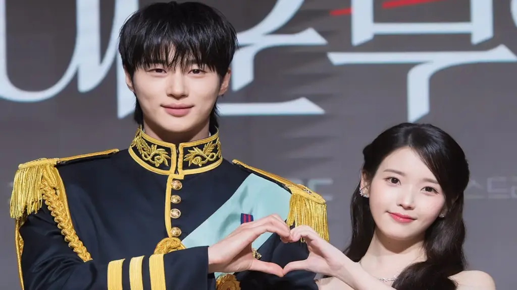 IU, Byeon Woo Seok viết lại chuyện tình dang dở sau 10 năm với Perfect Crown