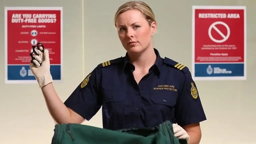 Khách kém tiếng Anh sợ bị hải quan kiểm tra điện thoại ở sân bay