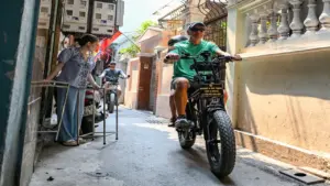 Khách Mỹ luồn lách ngõ nhỏ, lái xe như người Hà Nội