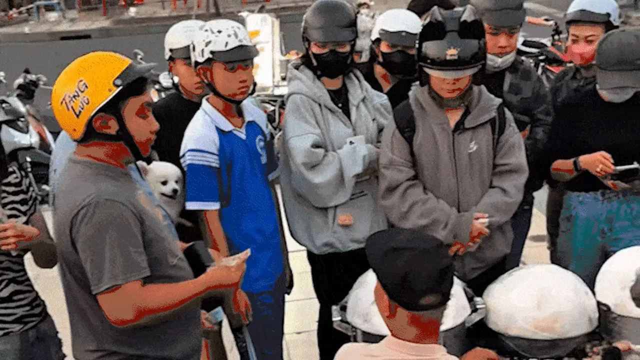 Khách vây kín quầy bán trứng cút ủ muối kiểu Trung Quốc