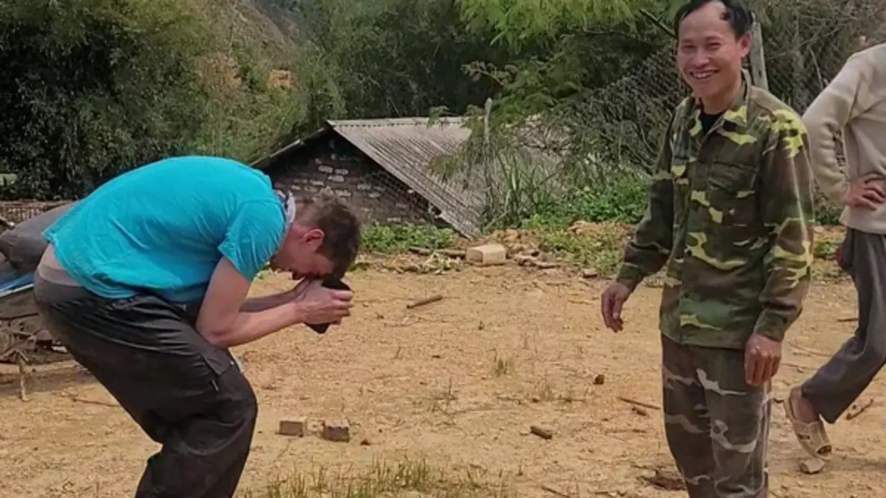 Lạc trong rừng sâu, khách Tây kiệt sức sau một đêm, chắp tay cảm ơn người Việt